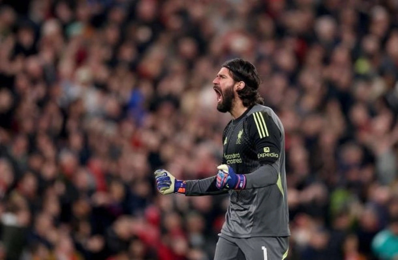 Alisson em ação pelo Liverpool