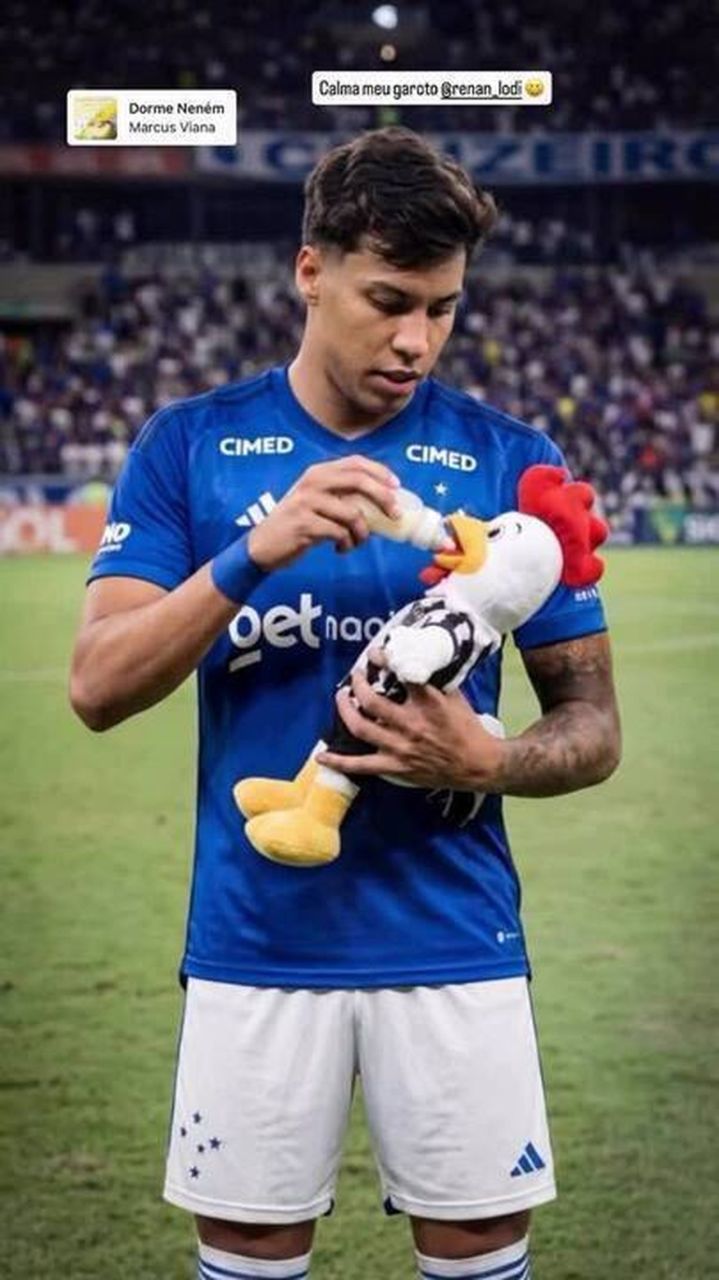 Kaio Jorge com pelúcia de galo e placa comemorativa