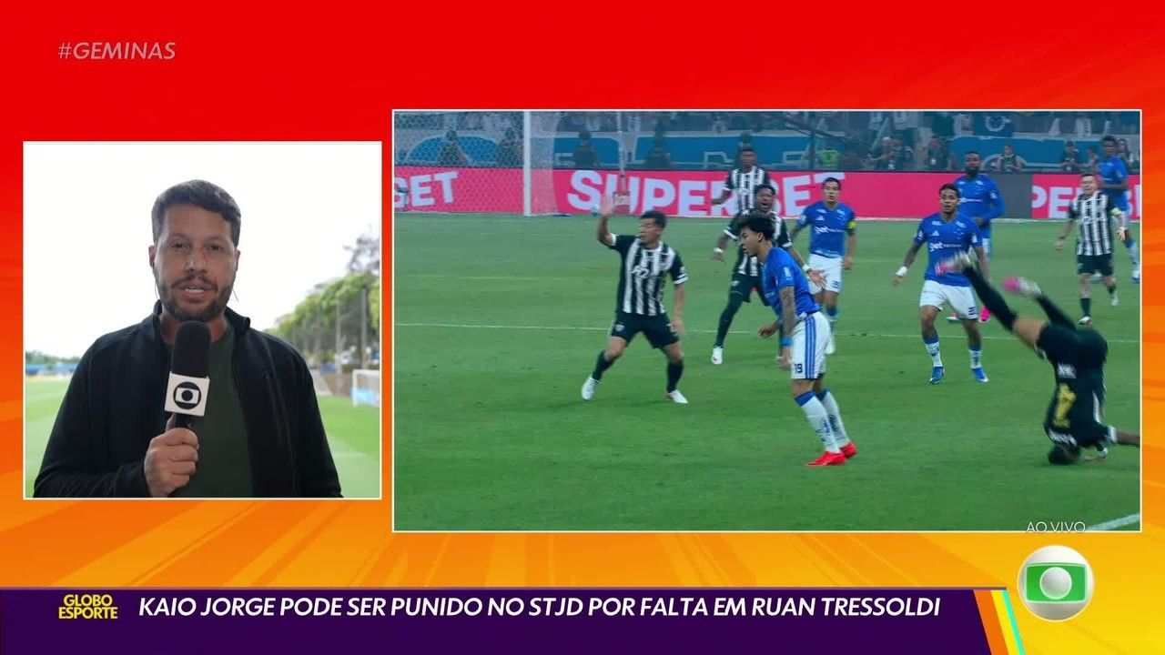 Kaio Jorge disputa lance com Ruan Tressoldi