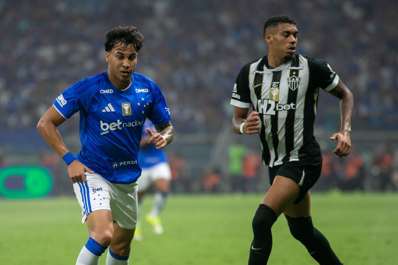 Kaio Jorge em disputa de bola com Ruan Tressoldi durante clássico no Mineirão