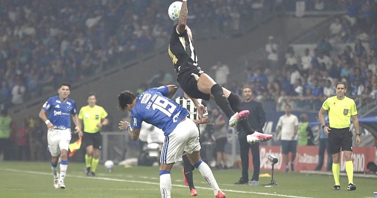 Kaio Jorge e Ruan Tressoldi duelando no Mineirão