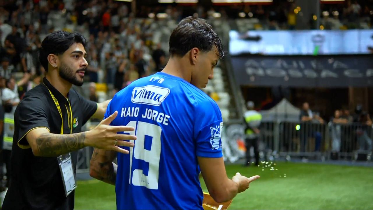 Kaio Jorge comemora e joga milho no gramado