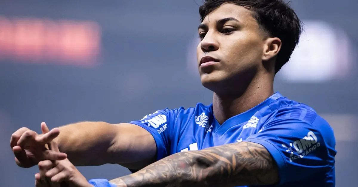 Kaio Jorge abraçando mascote rival em vídeo publicado nas redes sociais