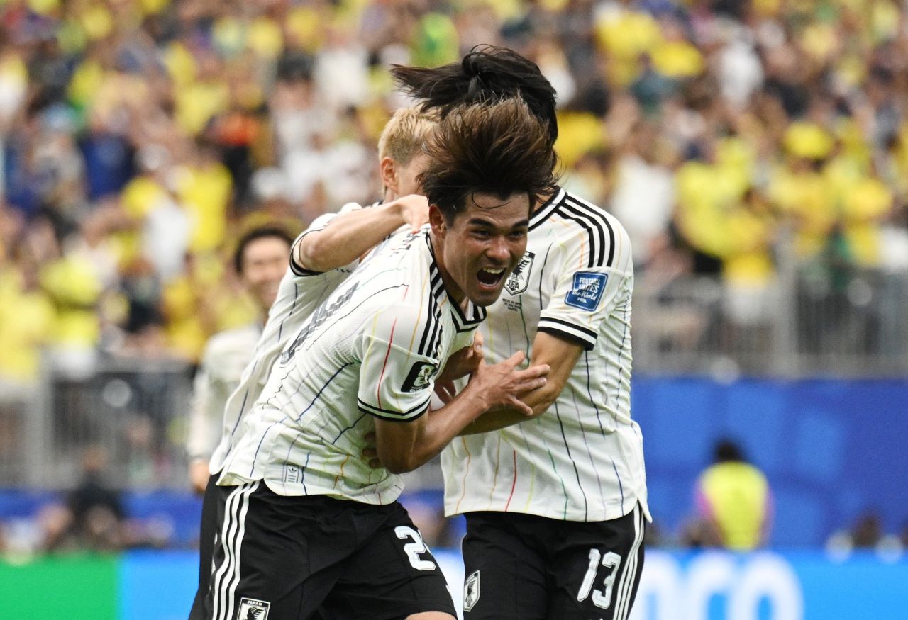 Kaishu Sano comemorando gol