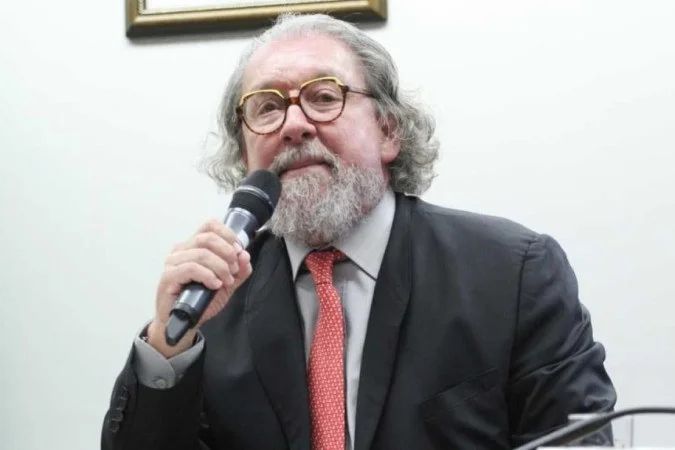 Antônio Carlos Almeida Castro, conhecido como Kakay, falando à imprensa
