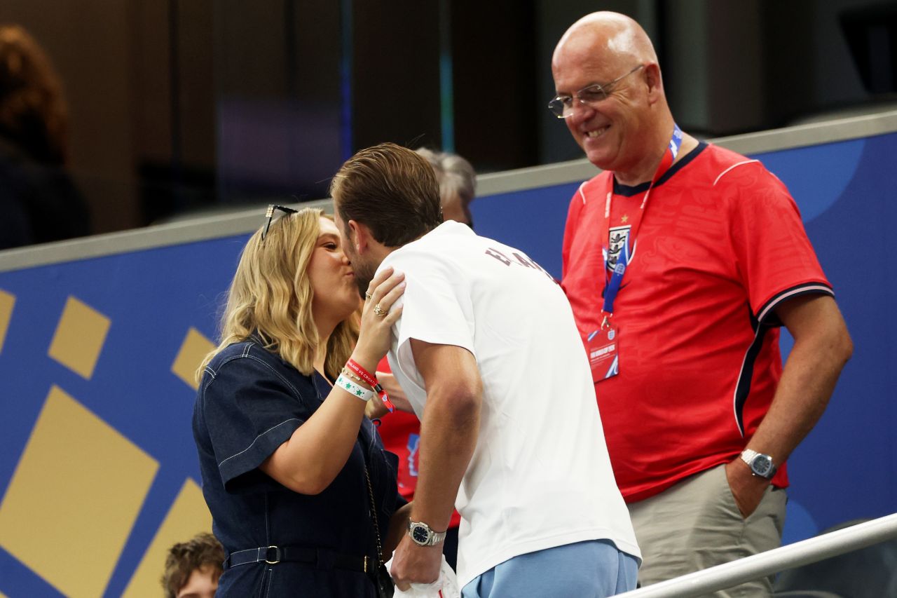 Harry Kane com atadura na perna esquerda