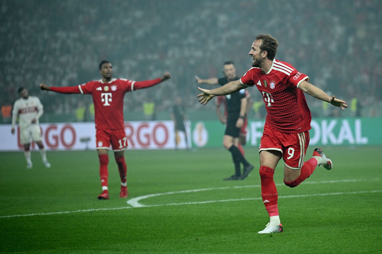Harry Kane comemora após marcar na final da Copa da Alemanha