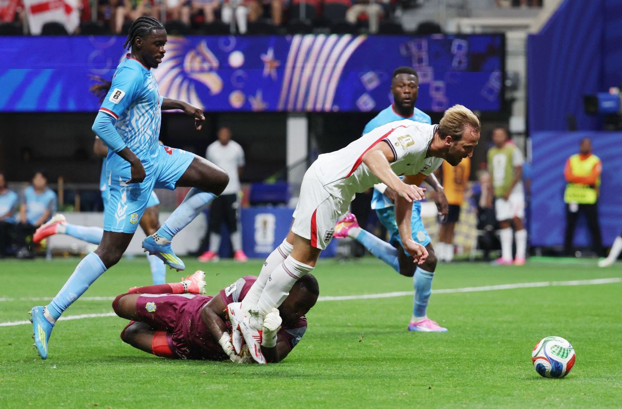 Harry Kane reclama de pênalti durante Inglaterra x RD Congo