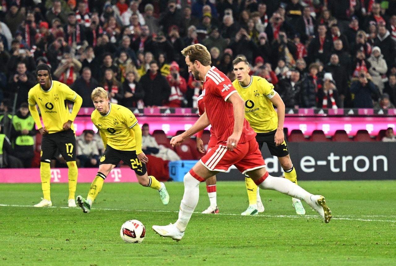 Harry Kane segurando a Bola de Ouro