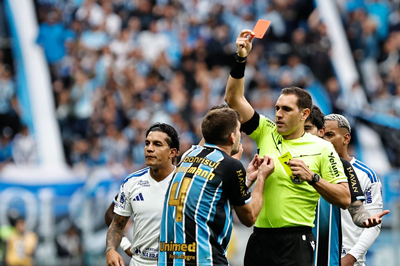 Kannemann recebe cartão vermelho após gesto para a arbitragem