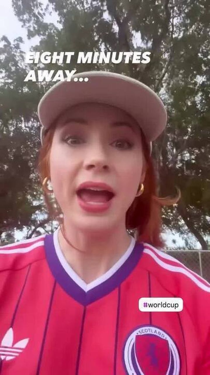 Karen Gillan correndo em direção ao estádio em Miami
