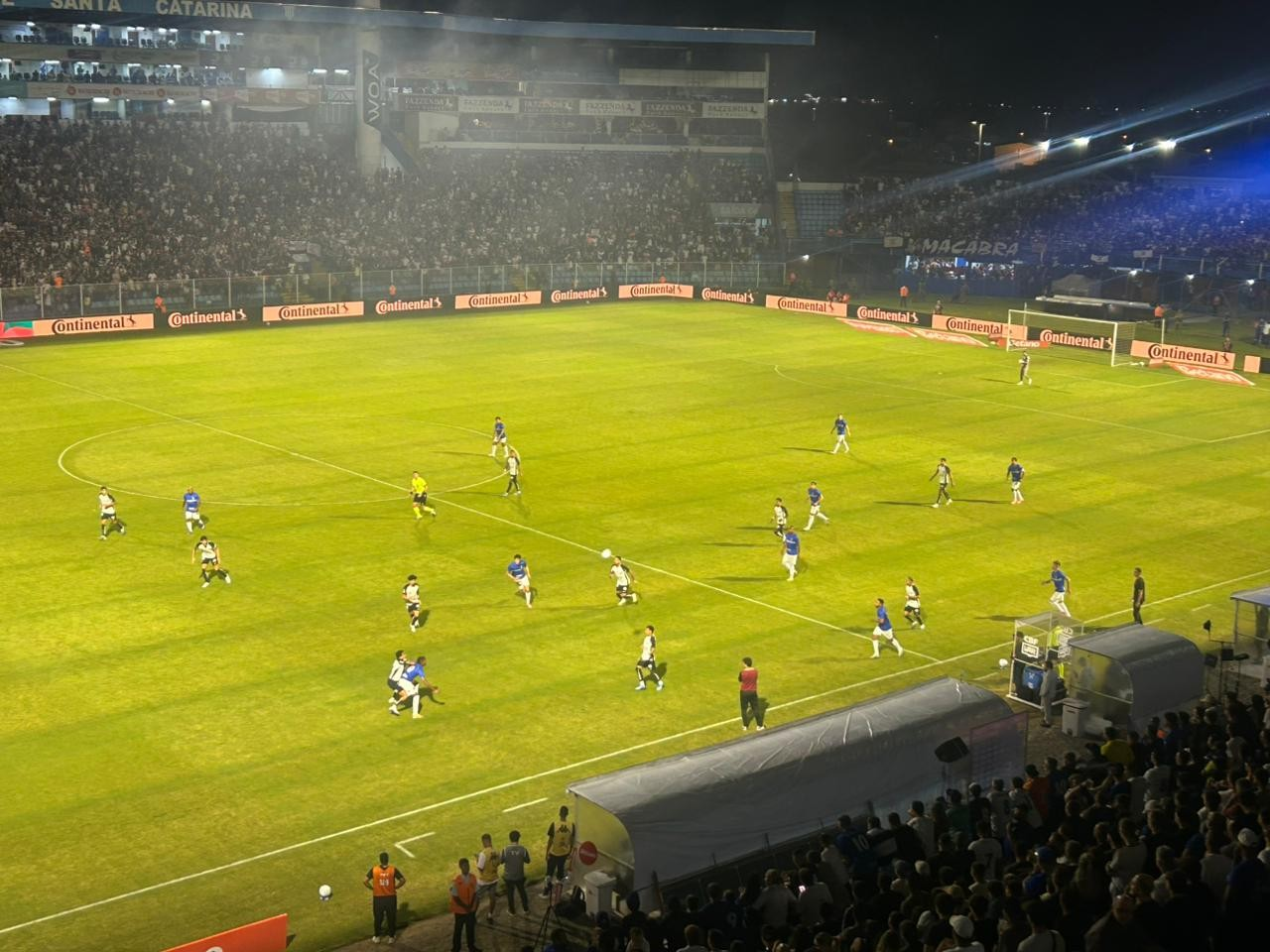 Kayke deixa o gramado de maca após sentir lesão no joelho esquerdo