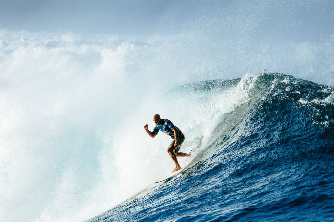 Kelly Slater surfando em Teahupo'o