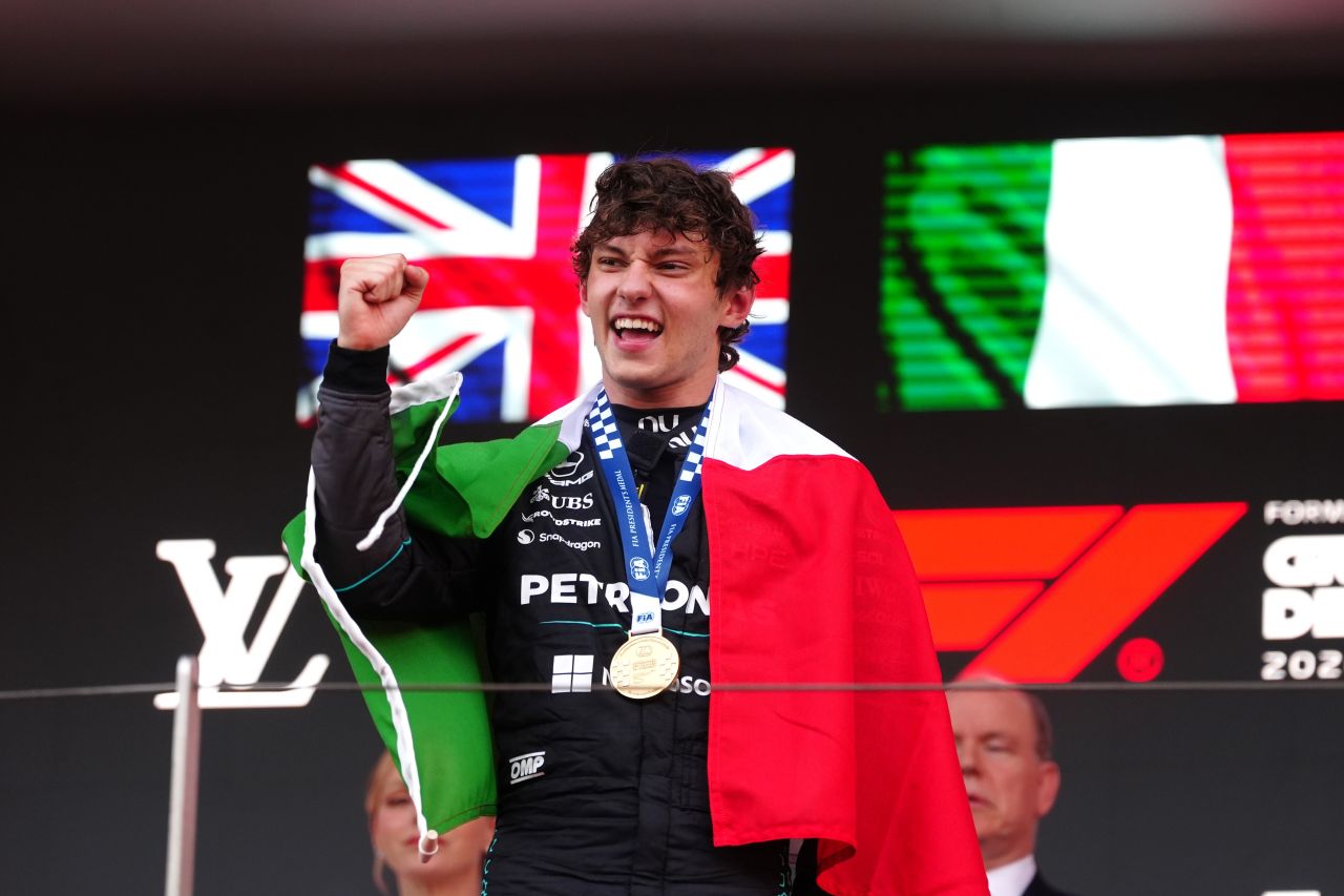Kimi Antonelli comemorando vitória no GP de Mônaco