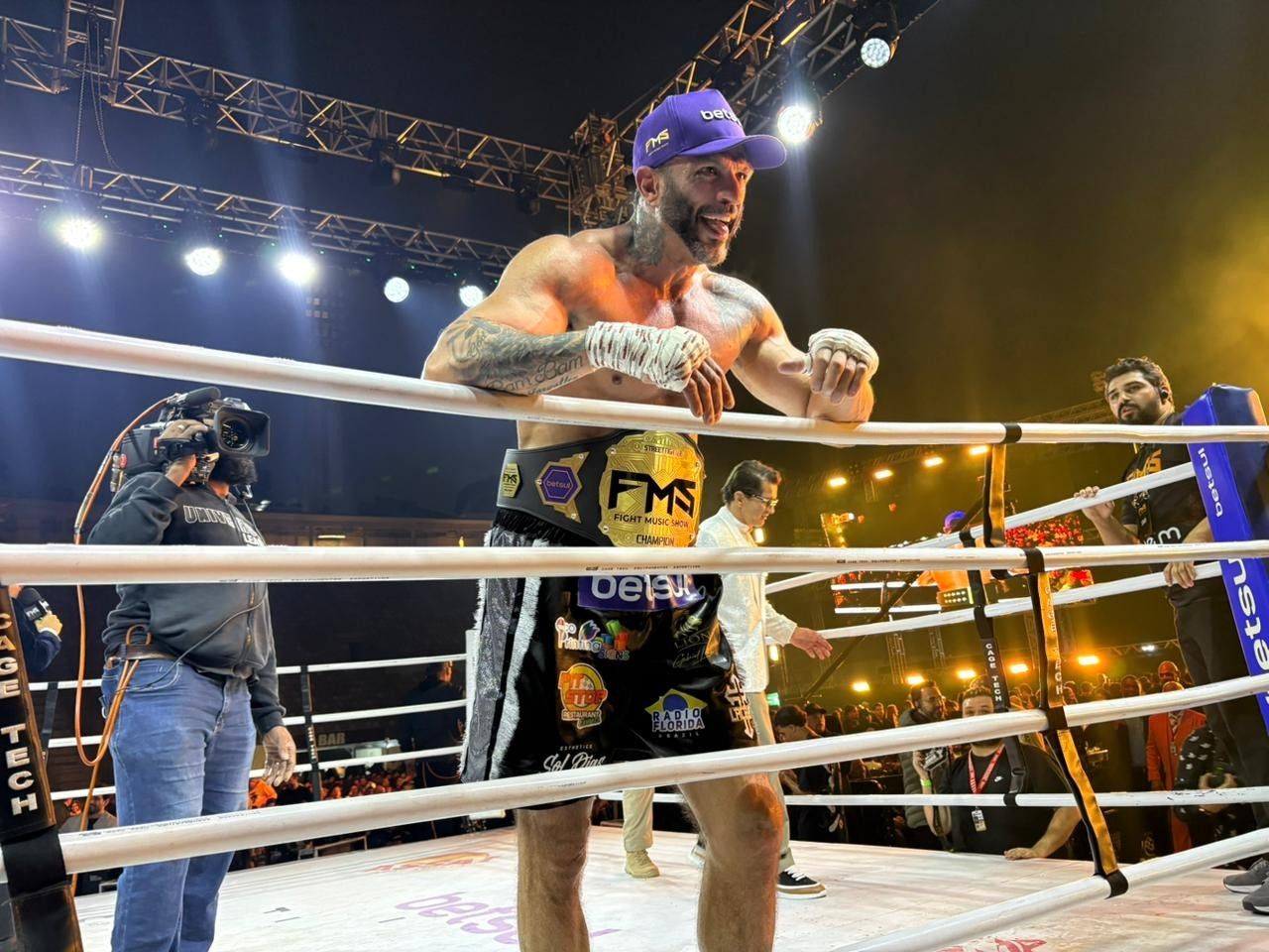 Kléber Bambam com cinturão no ringue após vitória