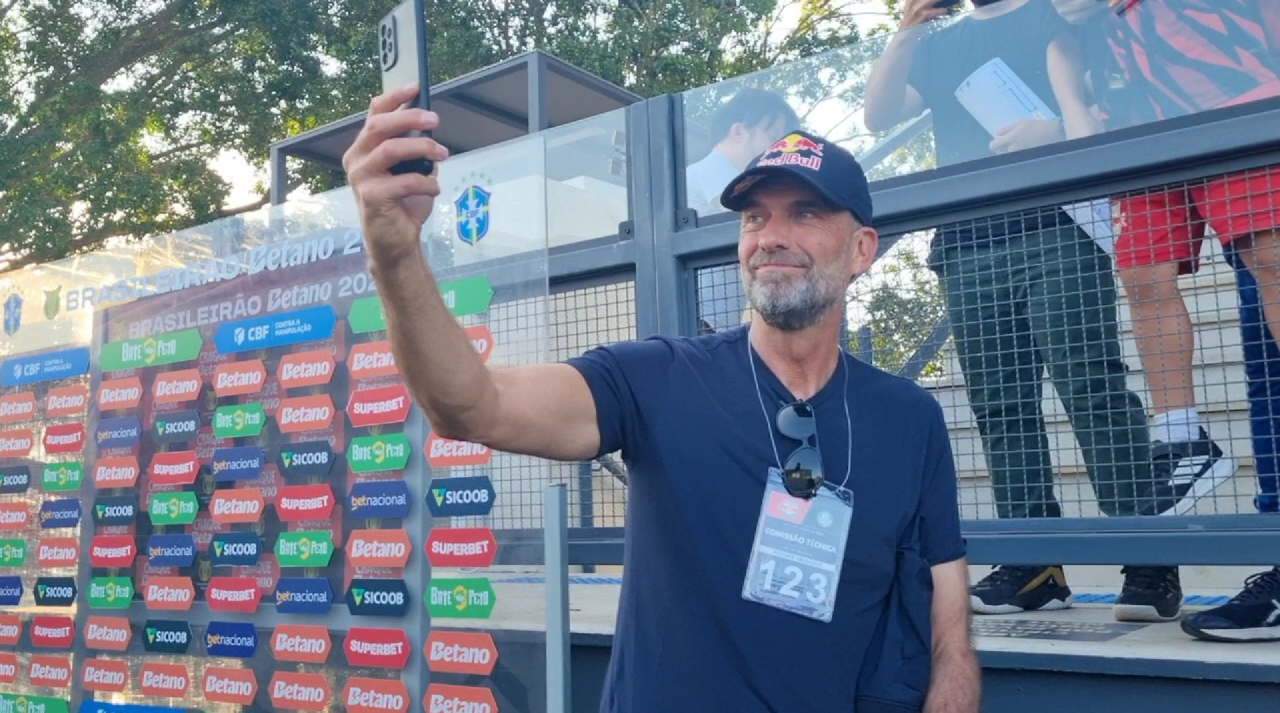 Jürgen Klopp tira selfie com torcedores no estádio
