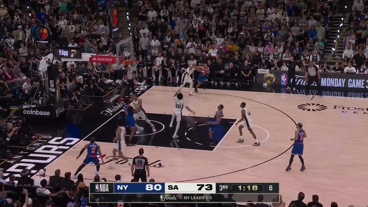 Jogadores do Knicks comemoram após vitória apertada sobre os Spurs