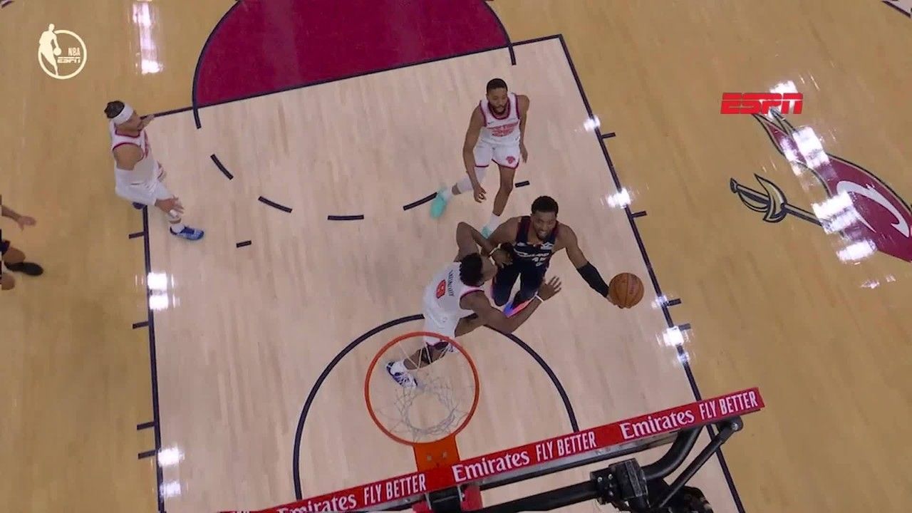 Torcida dos Knicks em comemoração em frente ao Radio City Music Hall