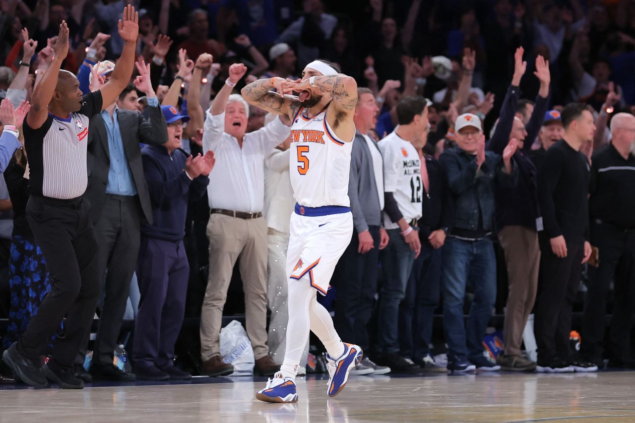Jogadores do New York Knicks comemoram virada sobre os Spurs