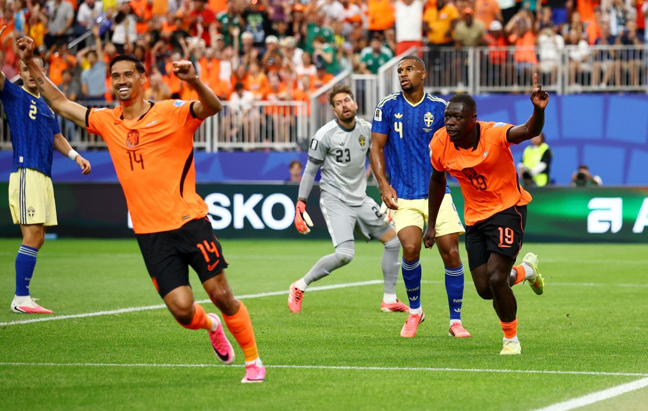 Jogadores da Holanda comemorando gol