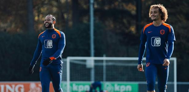 Memphis Depay com a camisa do Corinthians