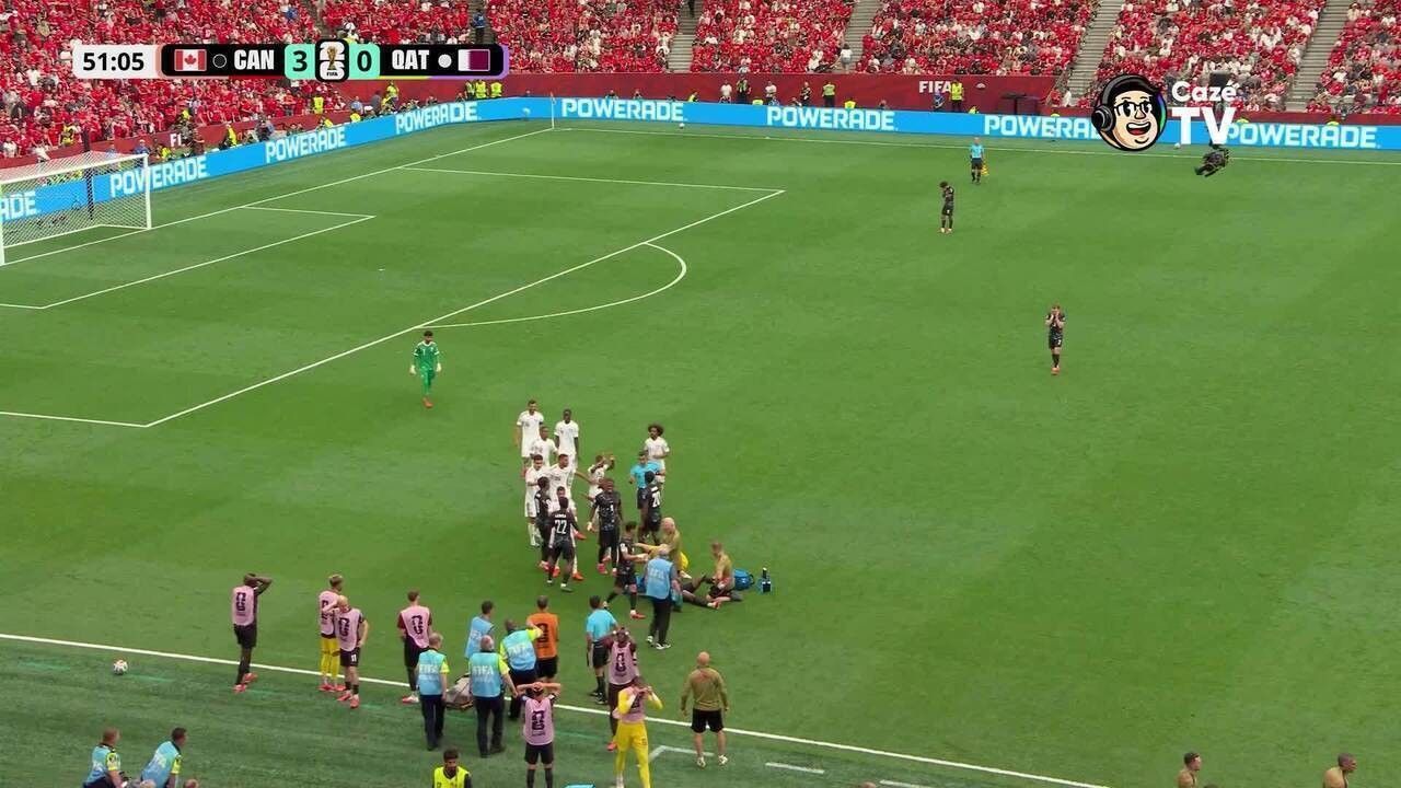 Koné deixando o campo após lesão
