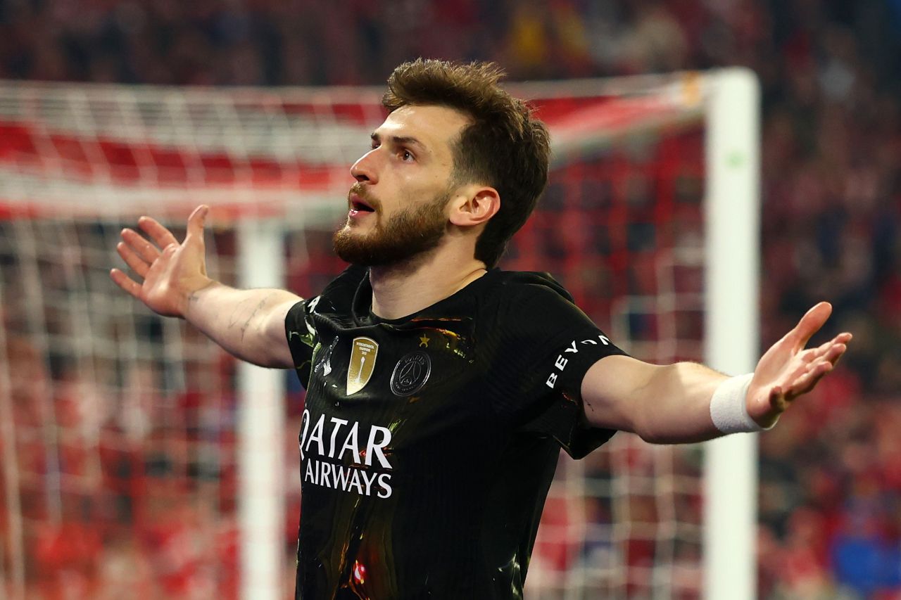 Kvaratskhelia comemorando gol pelo PSG