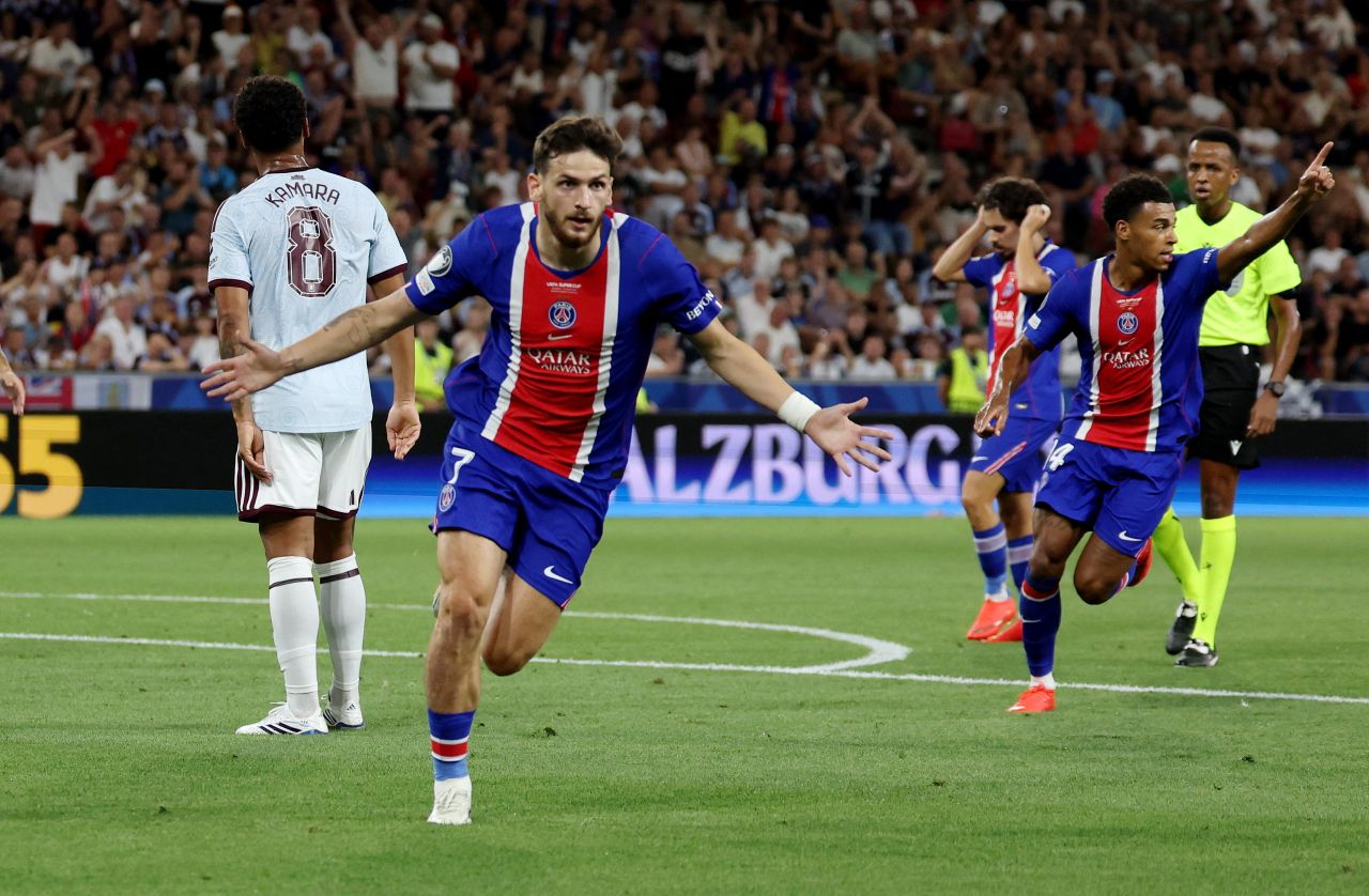 Kvaratskhelia comemora gol pelo PSG