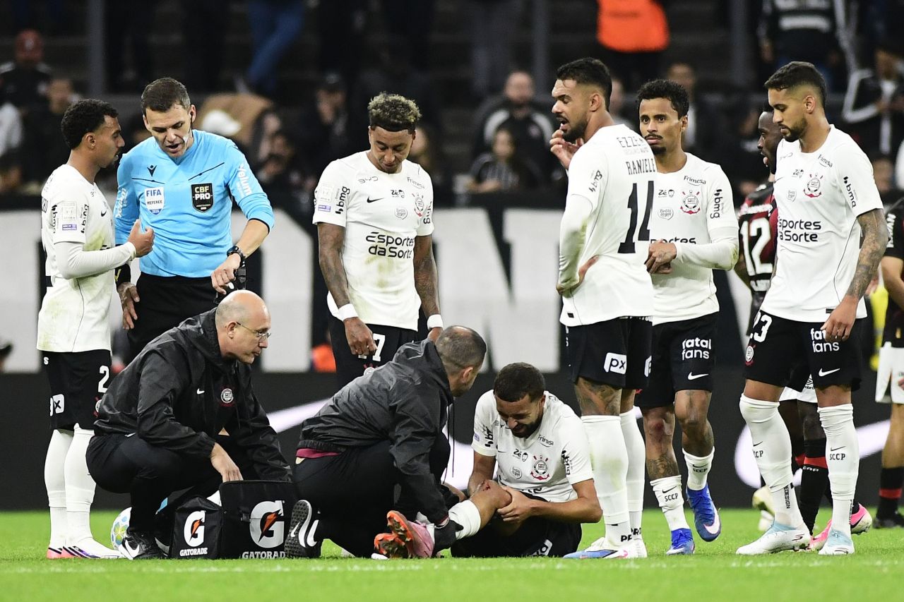 Labyad torcendo o joelho durante Corinthians x Athletico-PR