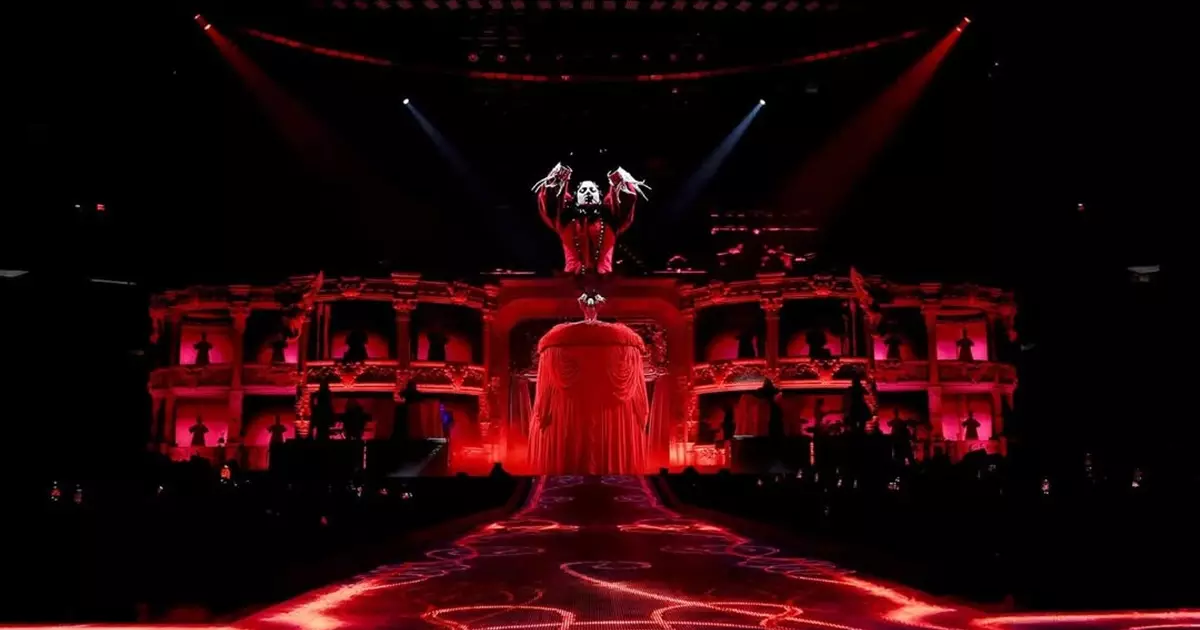 Lady Gaga no palco do Madison Square Garden anunciando novidade da era MAYHEM