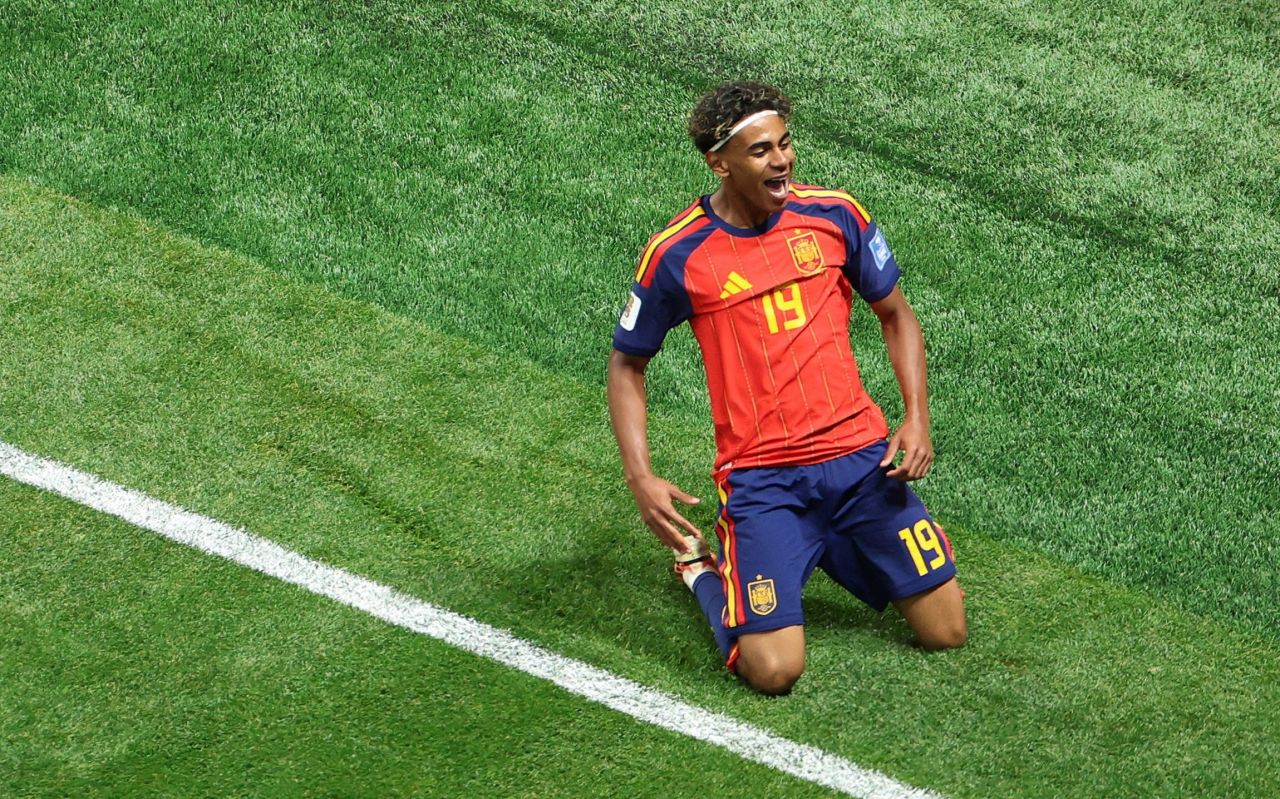 Lamine Yamal comemorando gol pela seleção espanhola