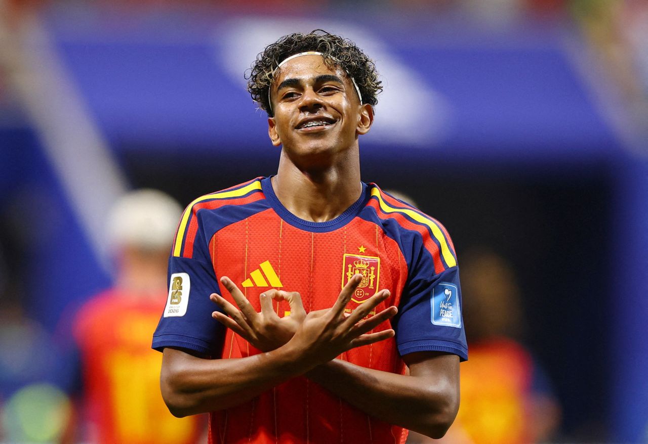 Lamine Yamal comemorando gol pela Espanha
