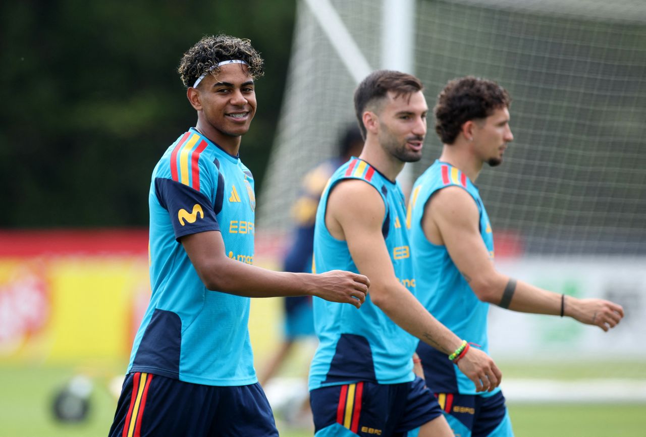 Lamine Yamal em treino da seleção espanhola