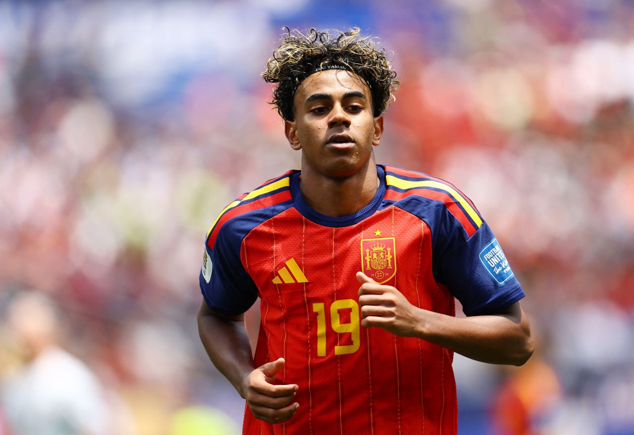 Lamine Yamal em campo com a seleção da Espanha