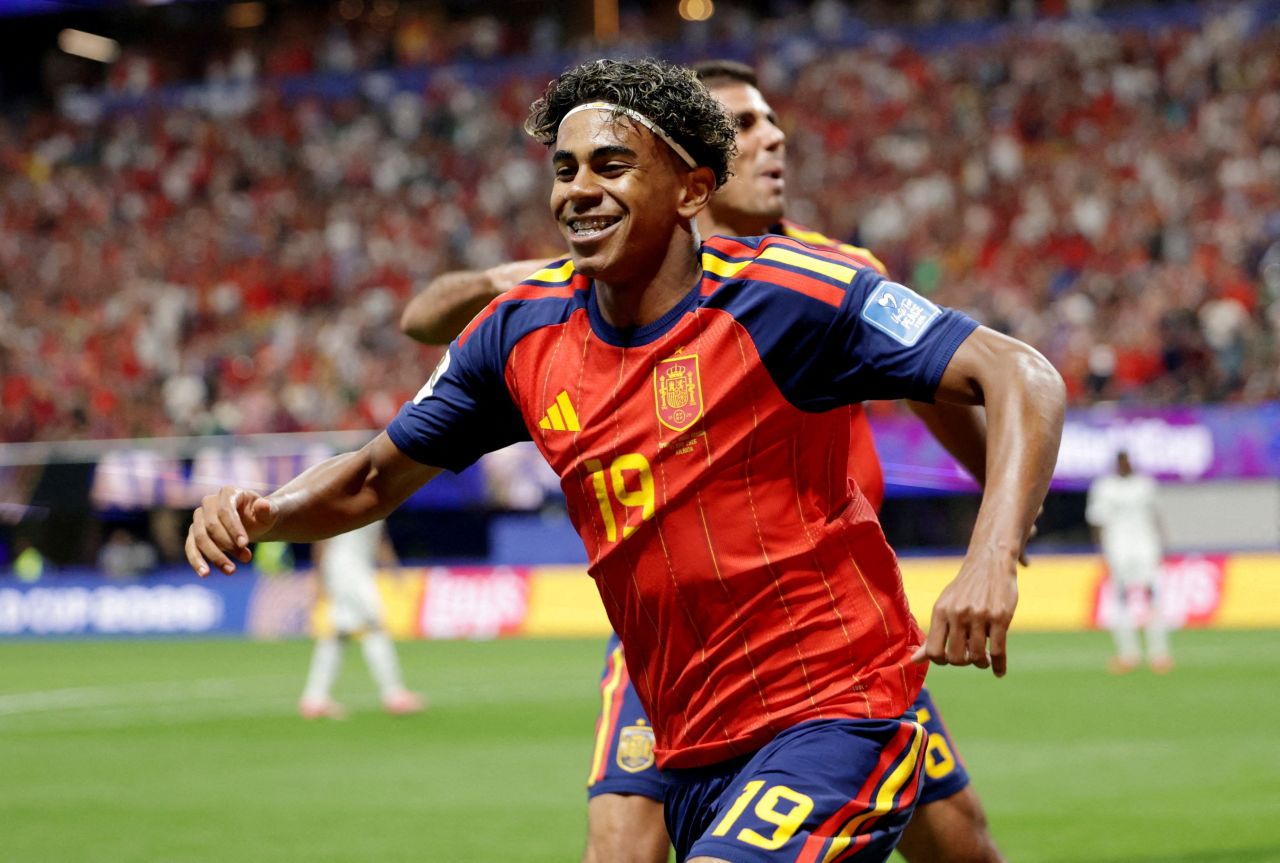 Lamine Yamal comemorando gol da Espanha