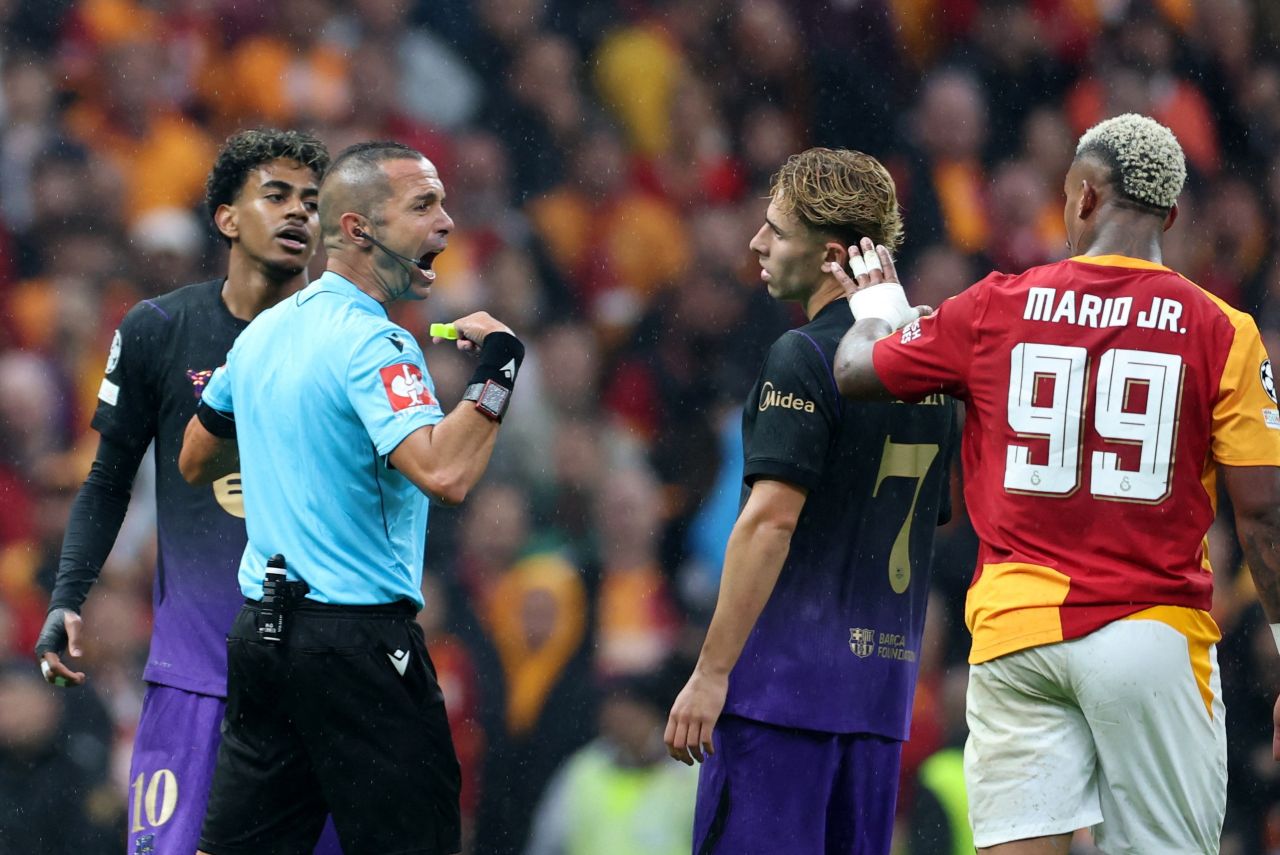 Lamine Yamal celebra após assistência na partida Barcelona x Galatasaray