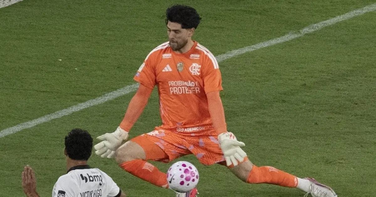 Rossi observa a bola após chute de Renan Lodi que resultou no segundo gol do Atlético