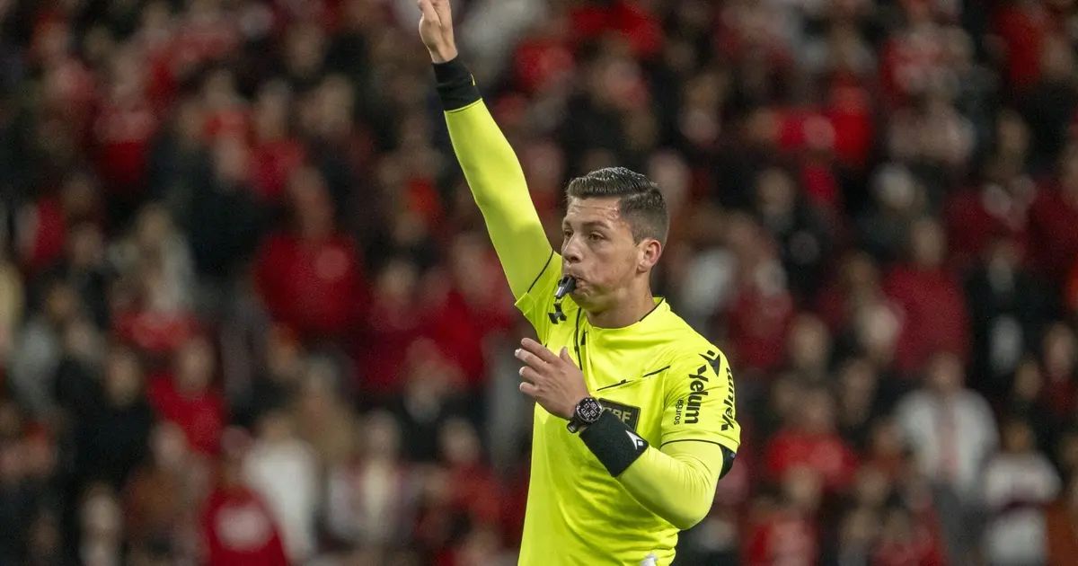 Everson defende com as mãos após recuo de Ruann no Beira-Rio