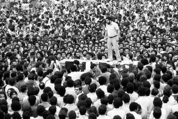 Lula em São Bernardo e Flávio Bolsonaro em Copacabana