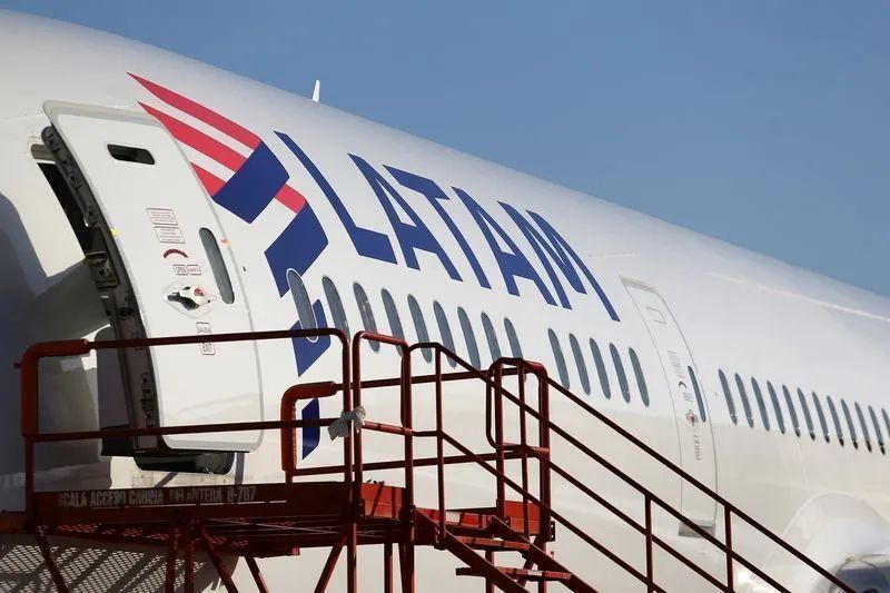 Avião Embraer nas cores da Latam