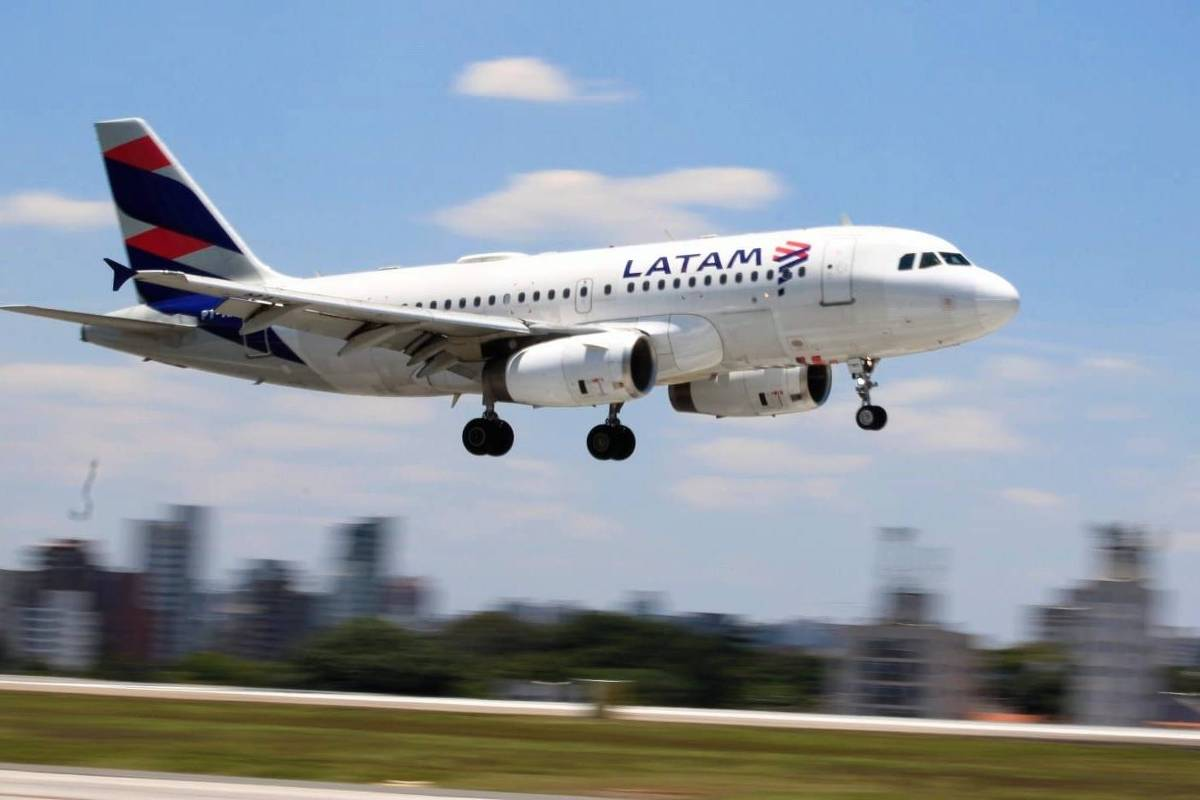Avião da Latam em aeroporto
