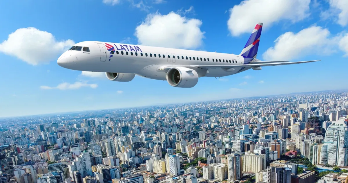 Avião Latam no pátio aeroportuário