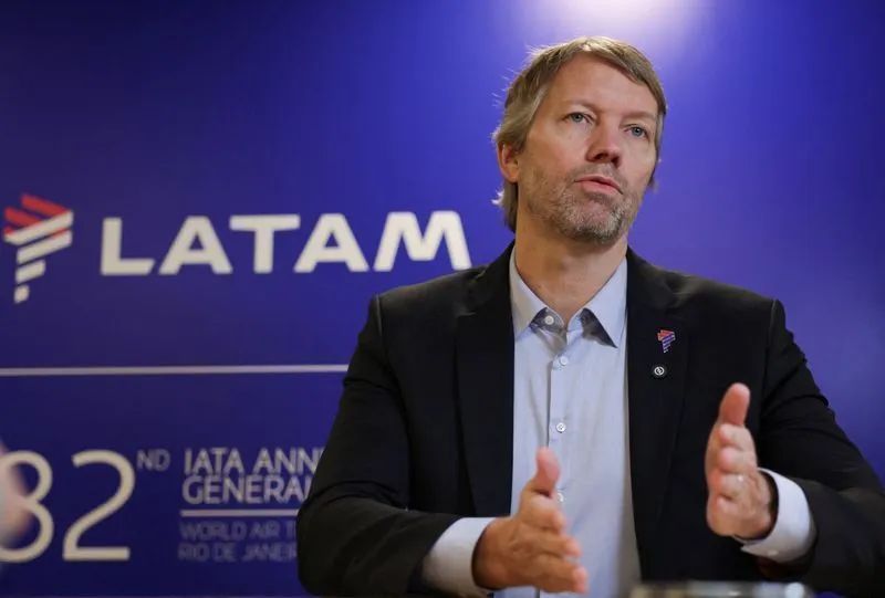 Avião da LATAM no pátio do aeroporto