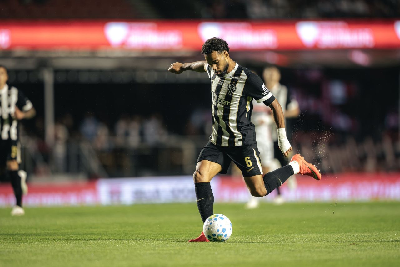 Jogadores do Atlético-MG disputam bola contra o São Paulo