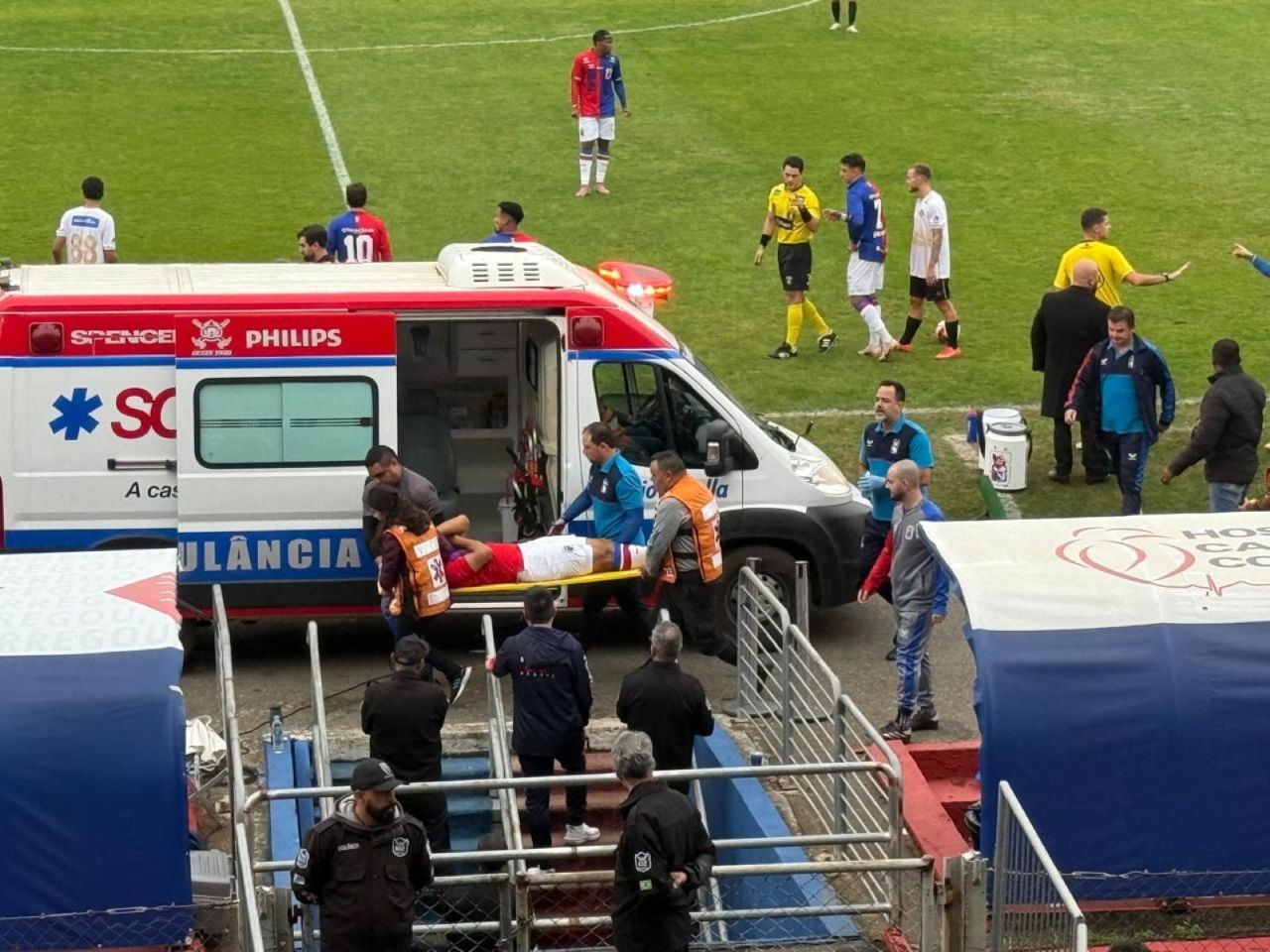 Lateral Eduardo sendo colocado na ambulância após imobilização