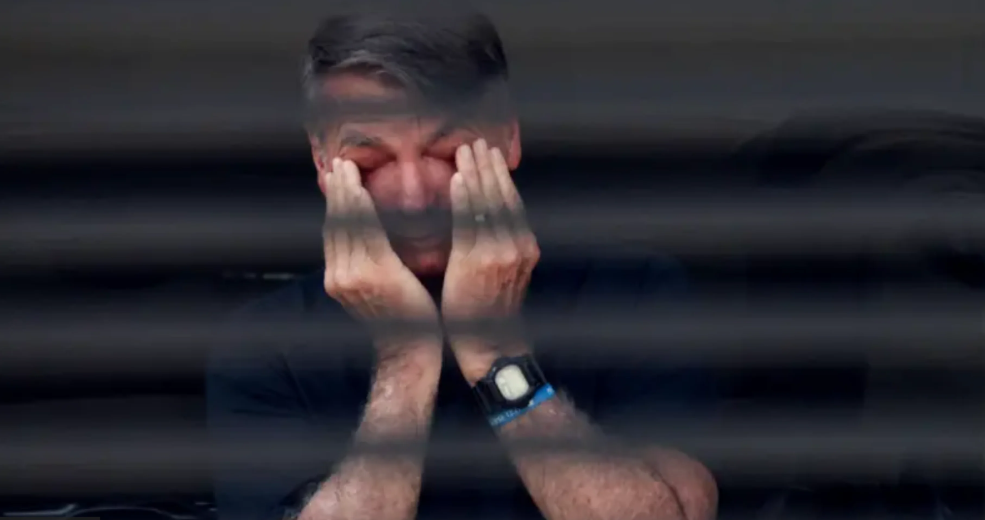 Jair Bolsonaro em evento público com movimento do braço