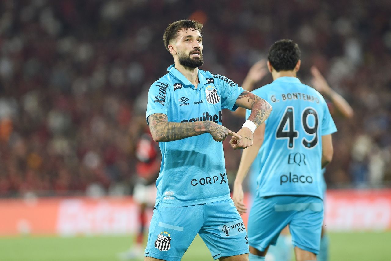 Lautaro Díaz em ação pelo Santos contra o Flamengo