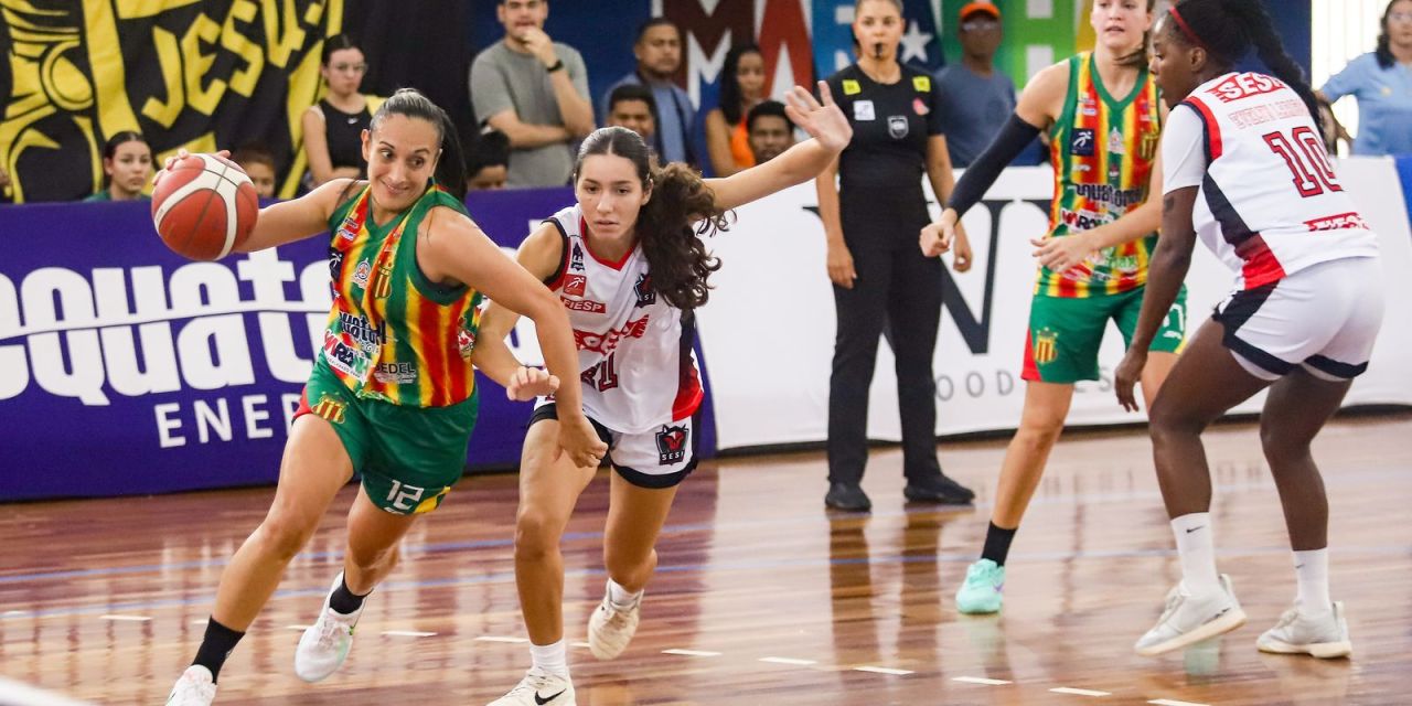 Jogadoras do Cerrado e do Sampaio disputam lance em quadra