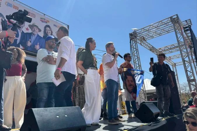 Leandro Grass discursando na Praça do Caic em São Sebastião