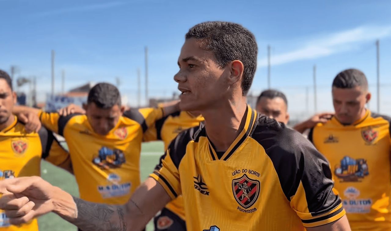 Jogadores do Leão do Norte comemorando o tri da Copa Jardim do Sol no Campo do Castelo